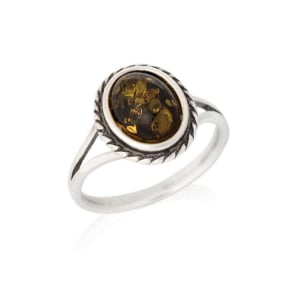 Ring met natuurlijk groen amber uit de Baltische Zee ovaal, gemaakt van verouderd zilver 925