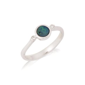 Ring met rond doublet opaal en zirkoniumoxide, in gerhodineerd zilver 925