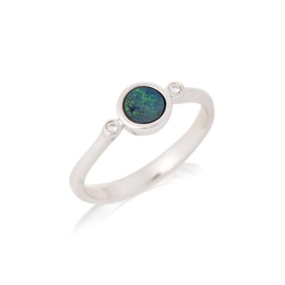 Anello con doppietto tondo opale e ossido di zirconio, in argento 925 rodiato