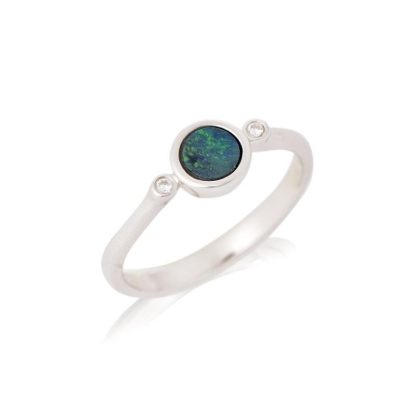 Ring with round doublet opal and zirconium oxide, in 925 rhodium silver