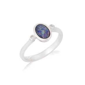 Ring met ovaal doublet opaal en zirkoniumoxide, in gerhodineerd zilver 925