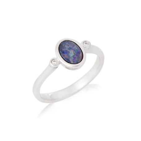 Anello con opale doppietto ovale e ossido di zirconio, in argento 925 rodiato