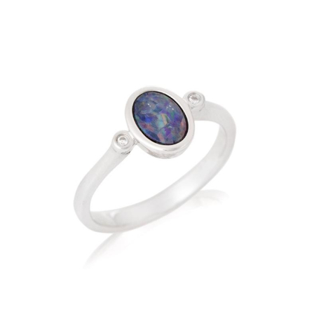 Bague avec opale doublet ovale et oxyde de zirconium, en argent rhodié 925