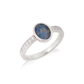 Ring met ovaal doublet opaal en zirkoniumoxide, in gerhodineerd zilver 925