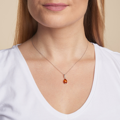 Grossiste de bijoux et d'accessoires - Pendentif avec ambre cognac goutte, en argent rhodié 925/1000, hauteur 1+08 cm