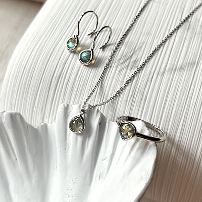 Wholesaler of jewelry and accessories - Heart necklace with multi-colored labradorite, in rhodium-plated silver 925/1000, 42 + 3 cm