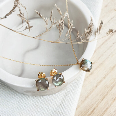 Grossiste de bijoux et d'accessoires - Clous d'oreilles avec labradorite multicolore naturelle, en argent doré 925/1000