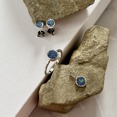 Wholesaler of jewelry and accessories - Stud earrings with round doublet blue opal, in rhodium-plated silver 925/1000