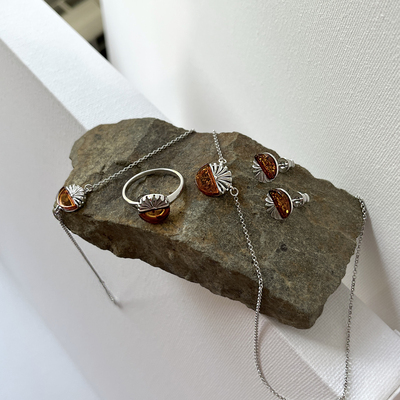 Grossiste de bijoux et d'accessoires - Bague avec ambre cognac naturel de la mer Baltique, en argent rhodié 925/1000